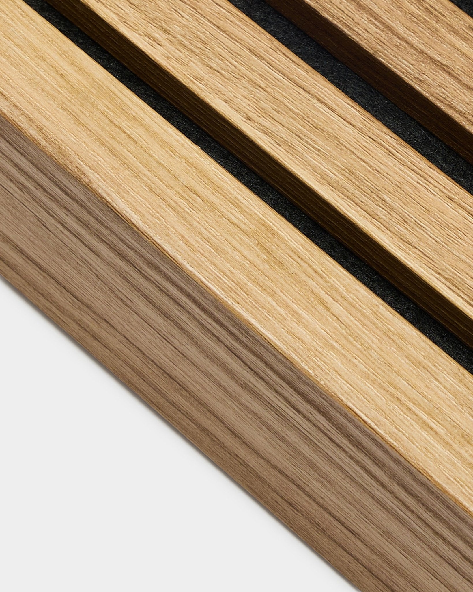 Close-up of WoodUpp Akupanel end lamella in English Oak (6.7 cm), featuring parallel acoustic slats and natural wood grain texture.