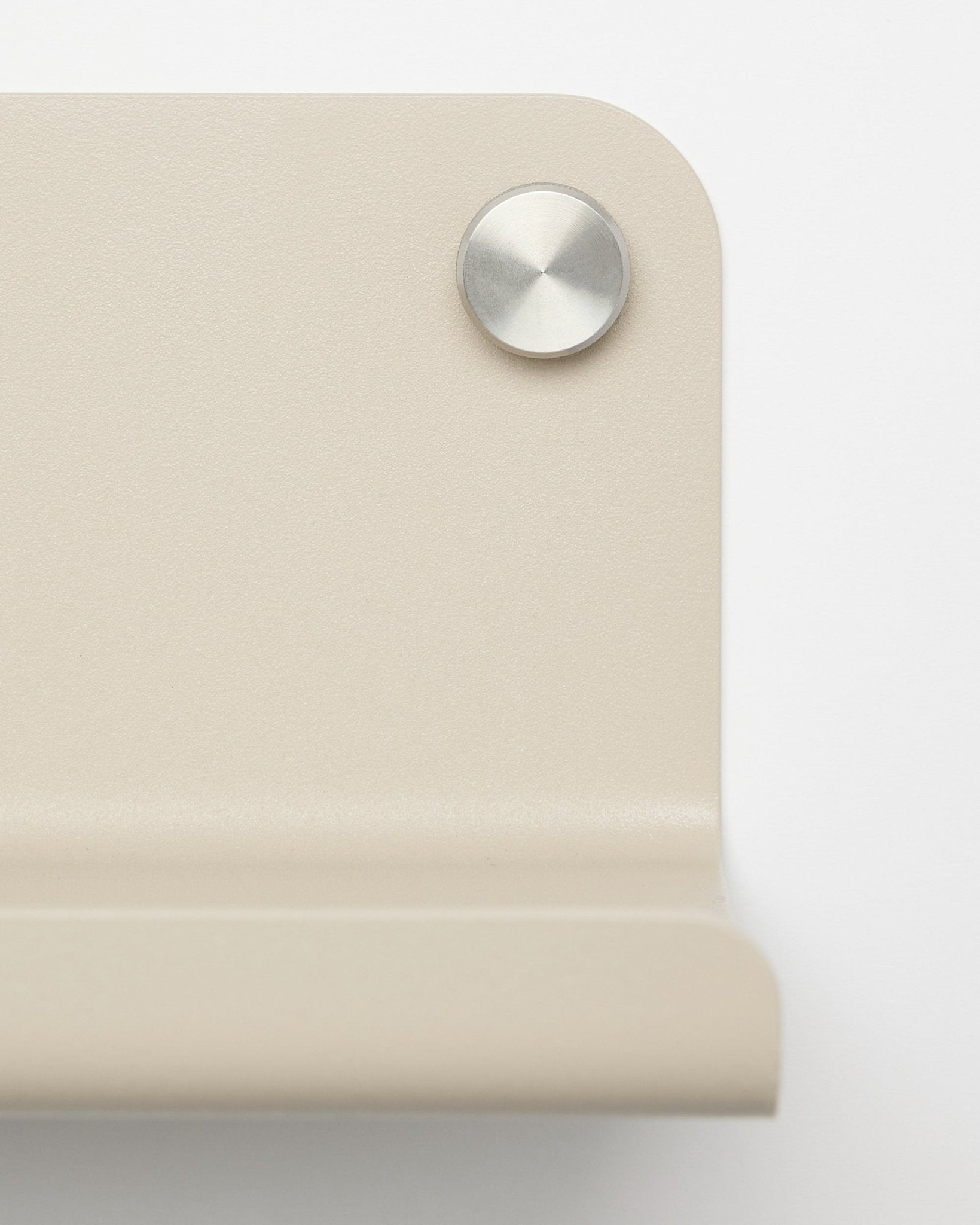 Close-up of a beige metal corner bracket with a round silver screw, designed for WoodUpp Norr Wide Shelf, 35.9 cm, pictured against a white background.