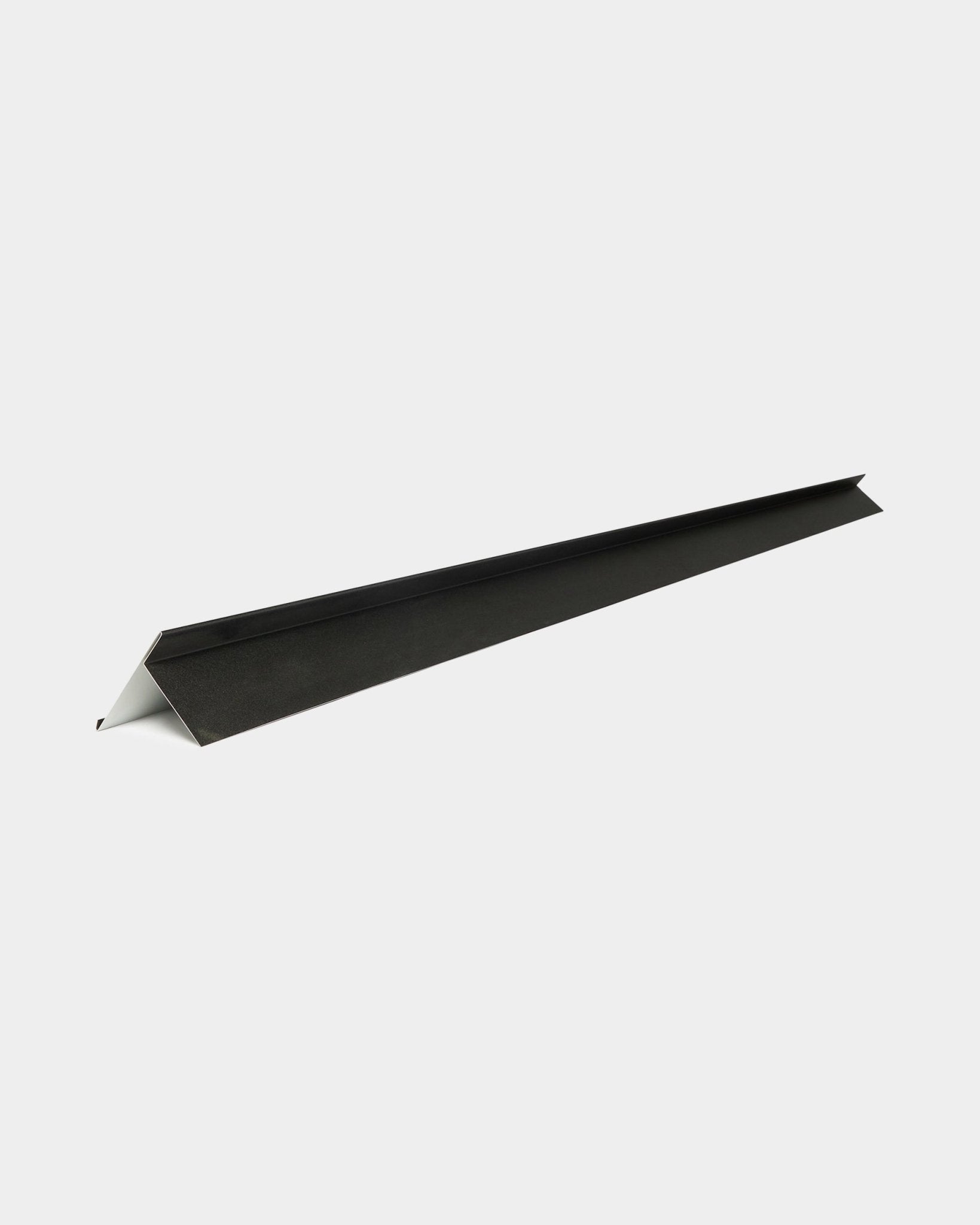 WoodUpp Aluwood Coverage edge profile, 240 cm, black aluminum with white underside, oriented diagonally on a white background. For outdoor facade panels.