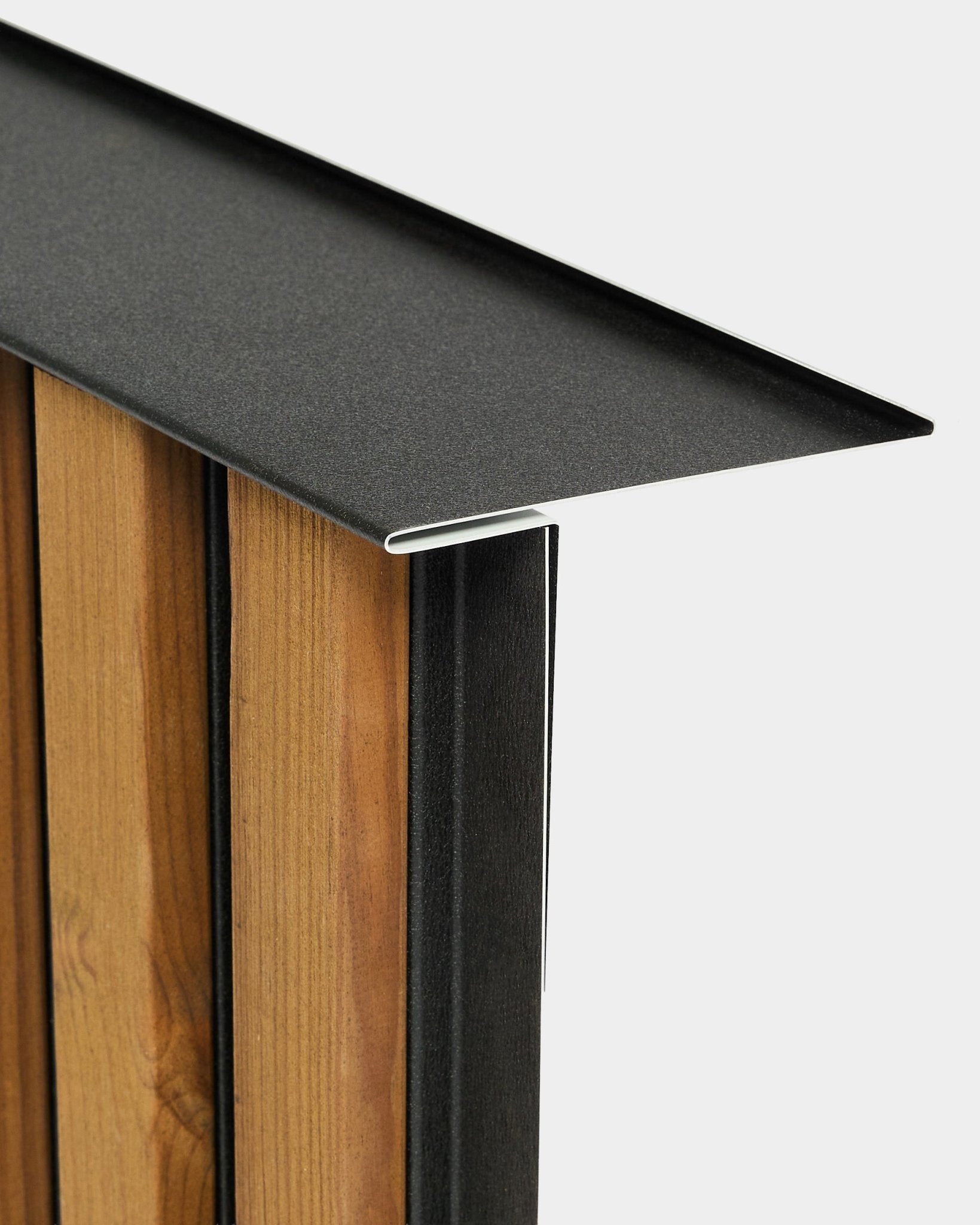 Close-up of WoodUpp Aluwood facade panel installation profile (240 cm) mounted on vertical slats, highlighting detail and finish against a white background.