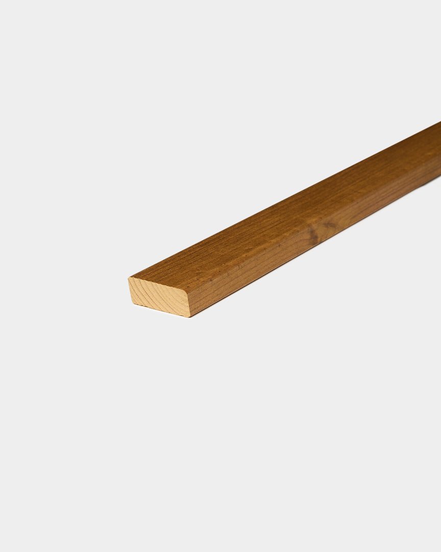 WoodUpp Aluwood Oiled Brown facade lamella (240 x 4 x 1.8 cm) shown as an outside corner piece with a smooth finish on a white background.
